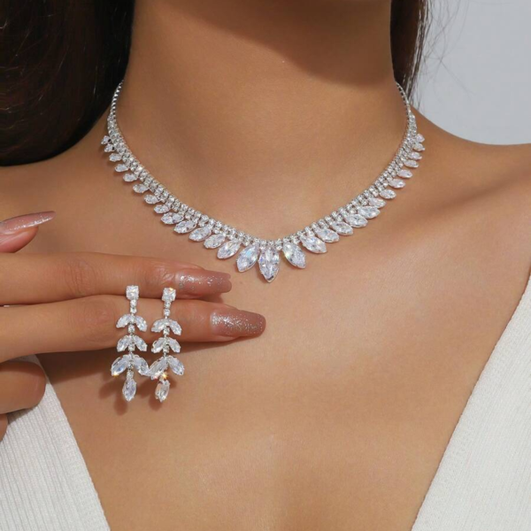 قلادة واقراط من الزركون